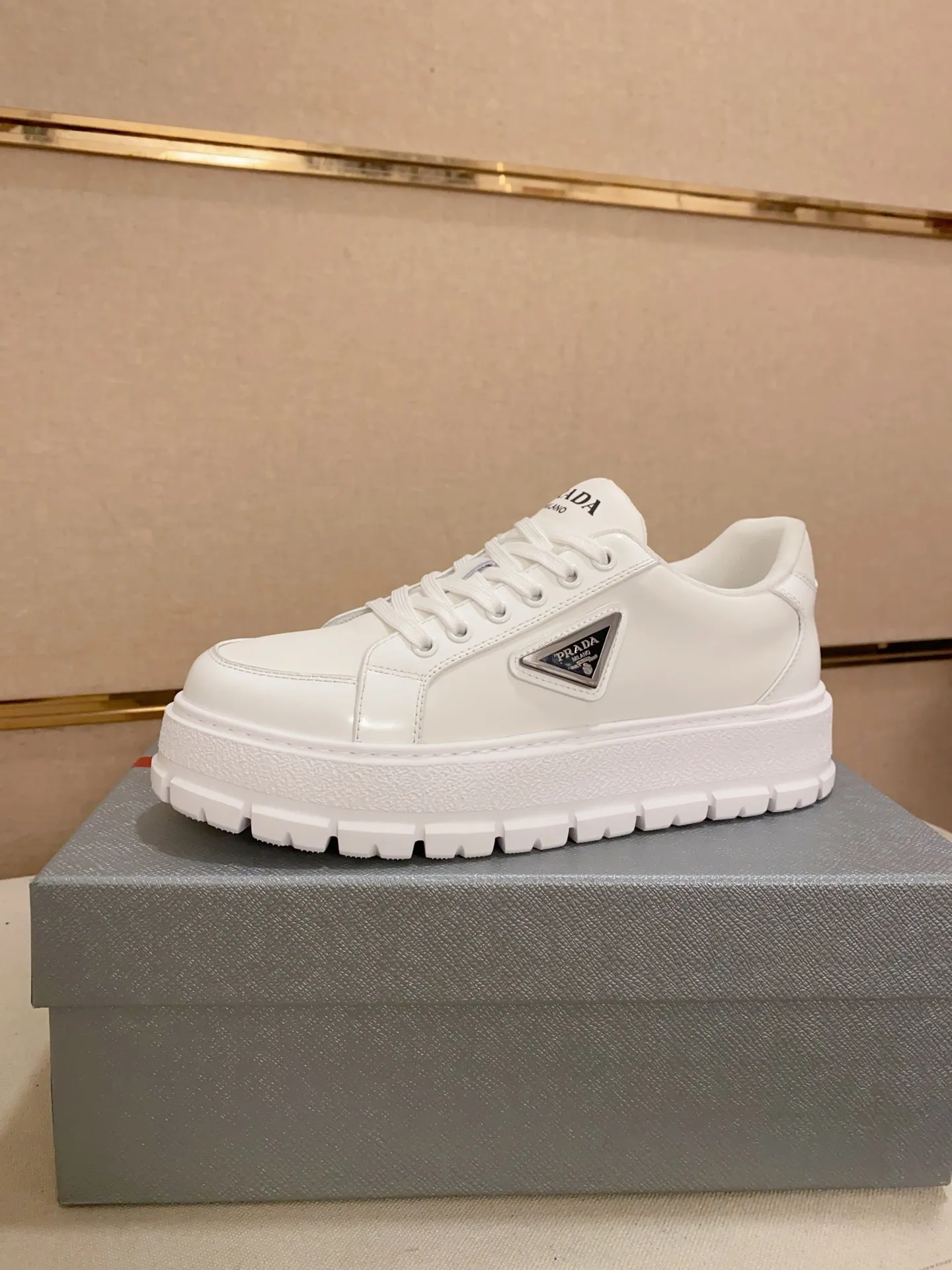 Men's shoes 💰 580💰 ✔️✔️✔️Higher version High-quality new PRADA (Prada) counters are launched simultaneously. The new men's shoes and 😘 fabrics are made of high-tech glue-spraying technology. Lining: Full cowhide lining. 👍🏿 High-end ☄️ Air-cushion molded anti-slip foam outsole, exquisite lines, simple and elegant, comfortable and high-end for leisure travel. Code number: 38 to 44 (45 can be customized and cannot be returned or exchanged)
